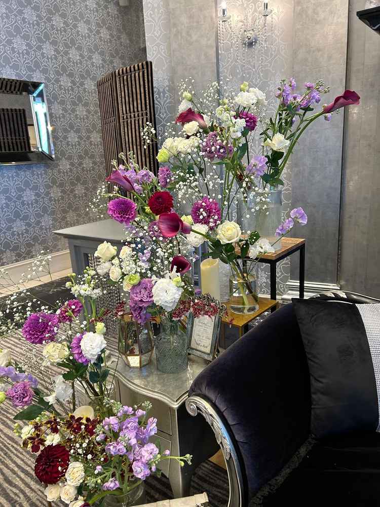 披露宴会場の新郎新婦が座るソファの横の花飾り。お花の色やバランスが素敵でした。