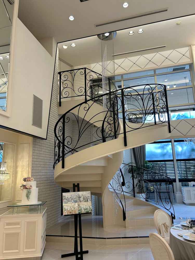 披露宴会場「リュクス」の螺旋階段。螺旋階段がある式場は珍しいイメージであり、プリンセス感があった。