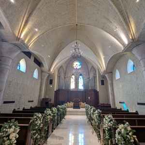 チャペルの中。ステンドグラスから入る光がとても綺麗です。