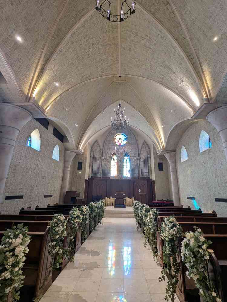 チャペルの中。ステンドグラスから入る光がとても綺麗です。