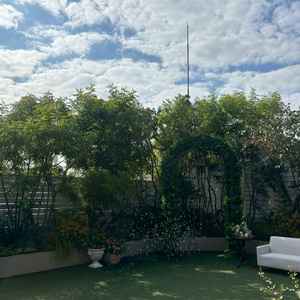 4階にあるガーデンは沢山の緑に囲まれており、落ち着いた雰囲気が素敵です。