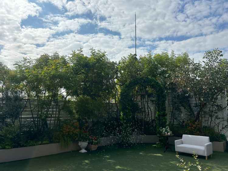 4階にあるガーデンは沢山の緑に囲まれており、落ち着いた雰囲気が素敵です。