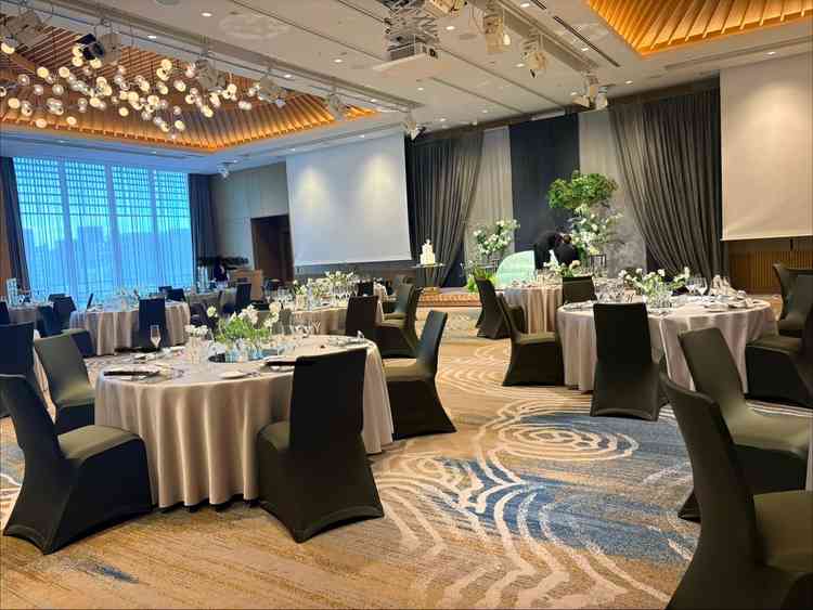 披露宴会場。窓も大きく広く使うことも半分にして使うこともできるそうです。