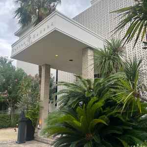 建物の玄関付近です。自然に包まれた外観。