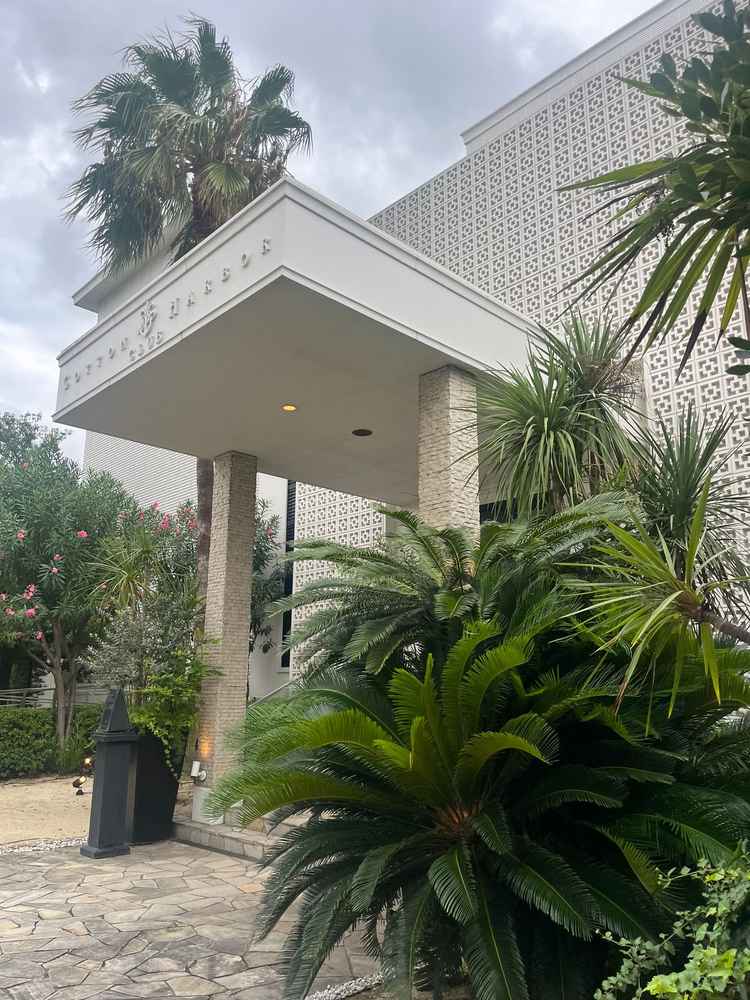 建物の玄関付近です。自然に包まれた外観。