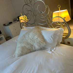 控え室と繋がっているホテルのスイートルームです。ベッドも大きく、外の眺めも良い。お風呂もすごかった。