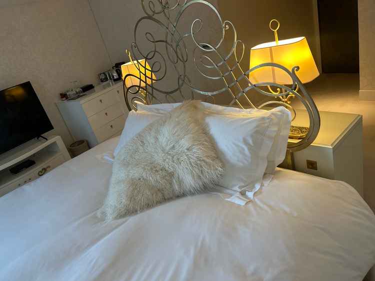 控え室と繋がっているホテルのスイートルームです。ベッドも大きく、外の眺めも良い。お風呂もすごかった。