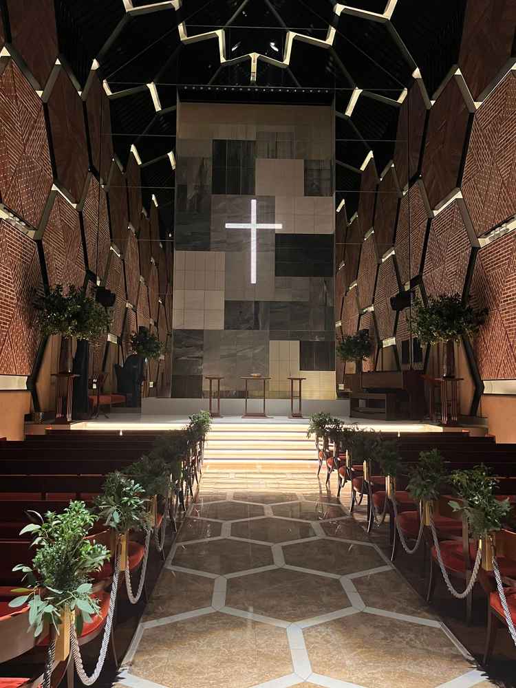 Warehouseチャペルの様子。ライティングと天井の高さ、水が流れる壁面が素敵でした。