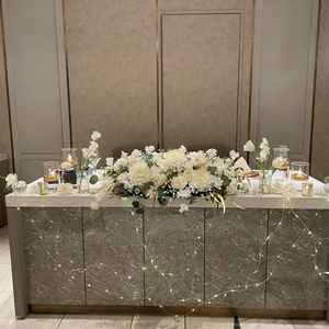 披露宴の、新郎新婦が座る場所。ゲストとの距離が近く、全員の顔がよく見えそう。