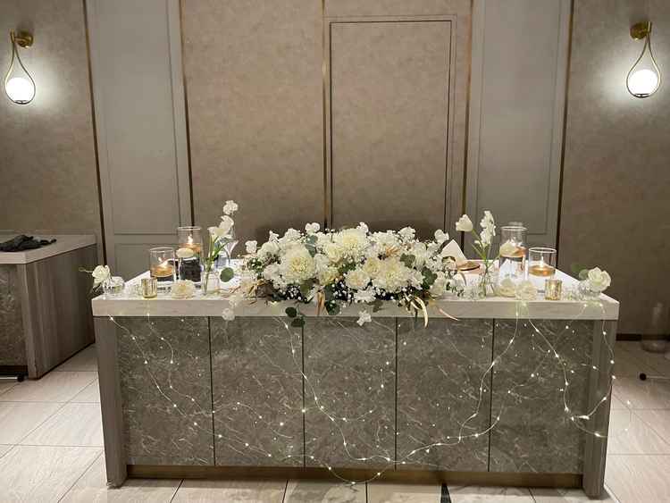 披露宴の、新郎新婦が座る場所。ゲストとの距離が近く、全員の顔がよく見えそう。