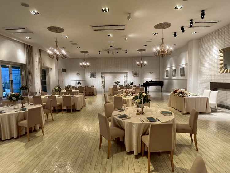 挙式会場です。色合いがオフホワイトのため、温かみのある会場でした。広さもちょうど良かったです。