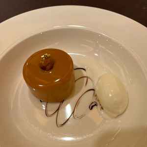 デザート。塩キャラメルと牛乳味のアイスがとても合う。