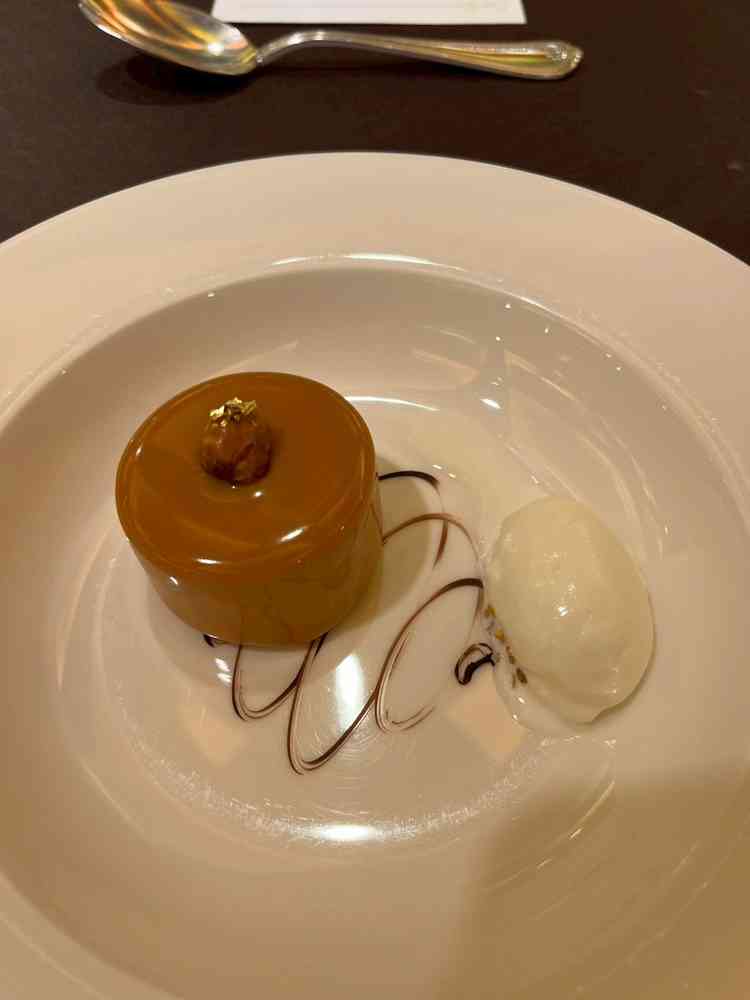 デザート。塩キャラメルと牛乳味のアイスがとても合う。