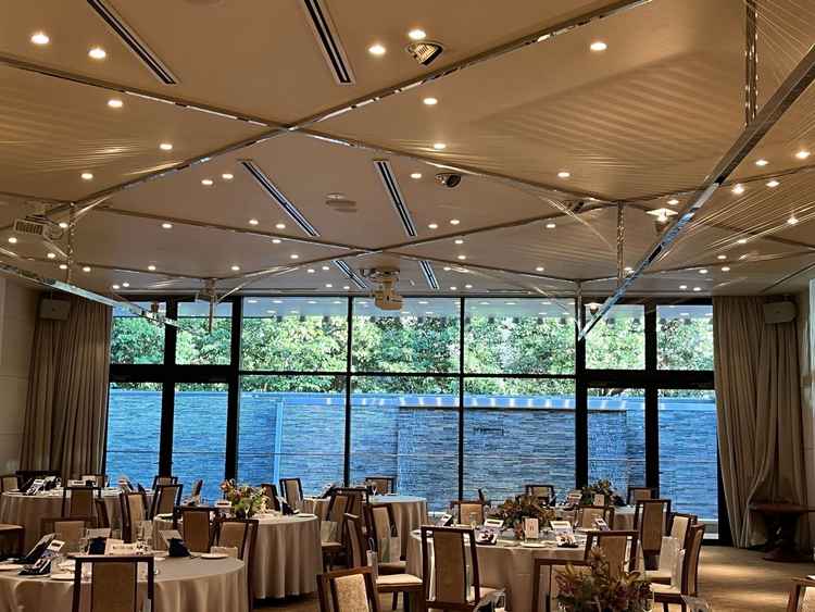 2階にある披露宴会場で、滝や自然が感じられて、ゲストと新郎新婦の距離感が近く感じられる会場でした。