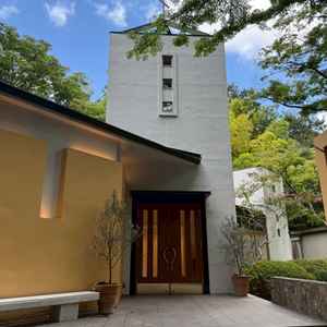 ホテルの庭園内にあるチャペルです。自然のぬくもりを感じるやさしい雰囲気な会場でした。