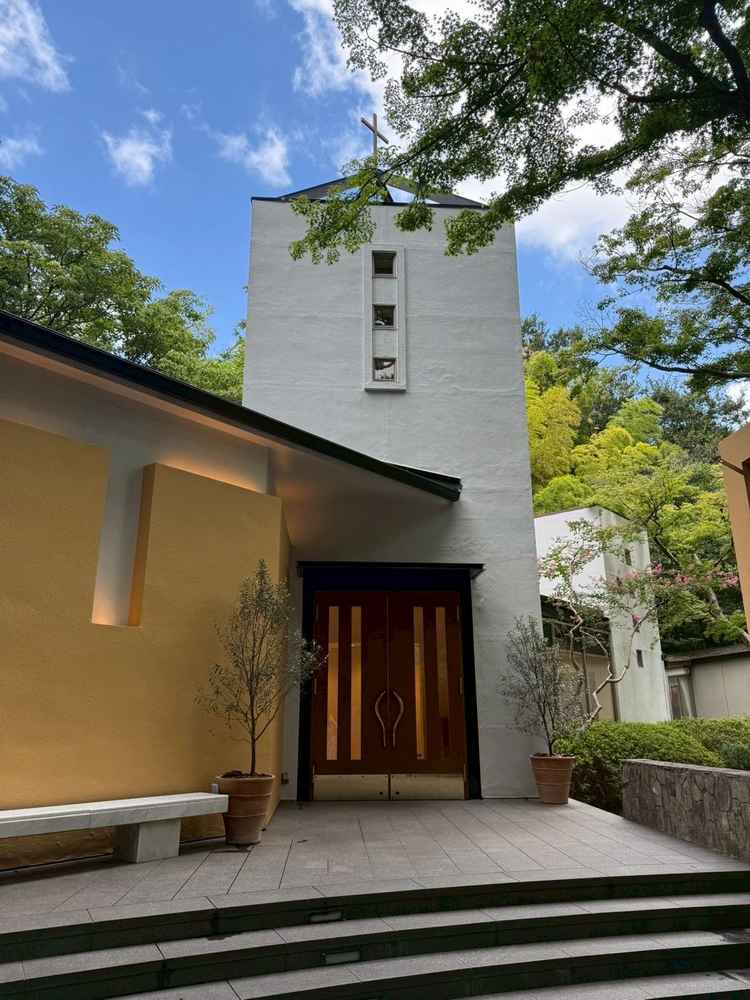 ホテルの庭園内にあるチャペルです。自然のぬくもりを感じるやさしい雰囲気な会場でした。