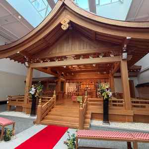 挙式や前撮り用の神殿。ホテルの中にありますが、まるで外にいるかのように光が差し込み美しい空間でした。