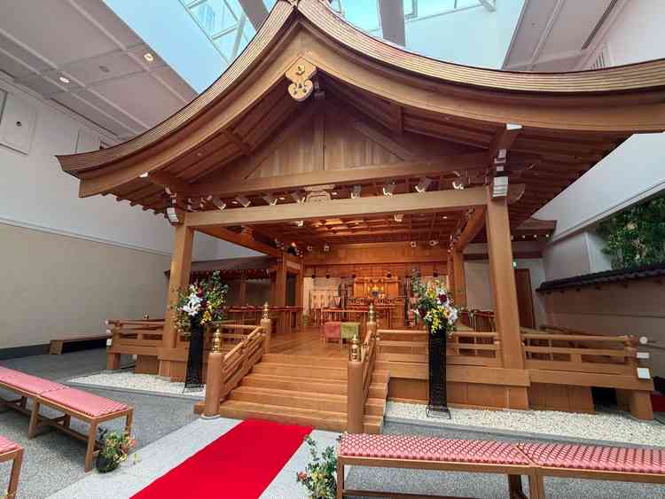 挙式や前撮り用の神殿。ホテルの中にありますが、まるで外にいるかのように光が差し込み美しい空間でした。