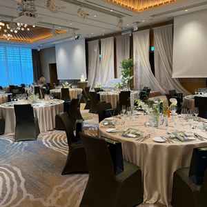 披露宴会場の写真。雨の日だったが会場内が暗くなることがないことは安心ポイントだった