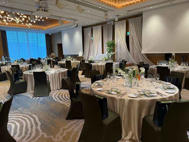 披露宴会場の写真。雨の日だったが会場内が暗くなることがないことは安心ポイントだった