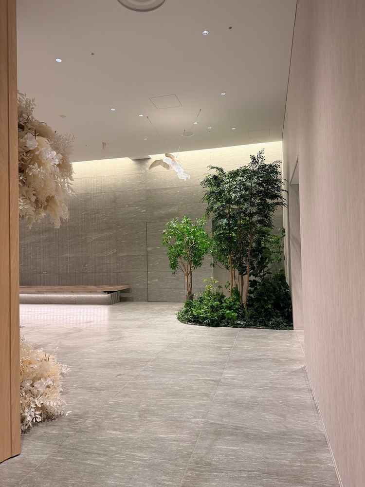 一枚扉を開けると、水音といい香りがして全く違う空間にいるかのようでした。