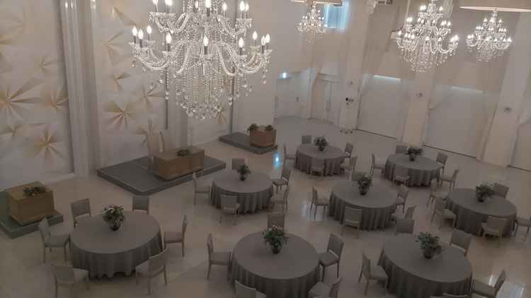 披露宴会場。全部で3箇所ありました。ここはプロジェクターマップも使える演出が面白いと思いました。