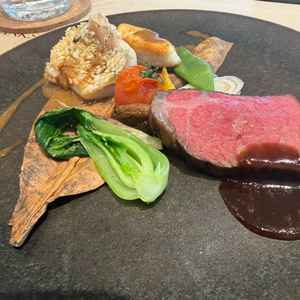 メインのお肉と魚。特に魚は鱗がサクサクで美味しかったです。