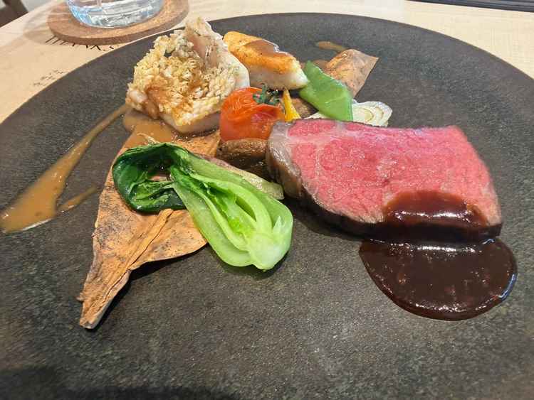 メインのお肉と魚。特に魚は鱗がサクサクで美味しかったです。