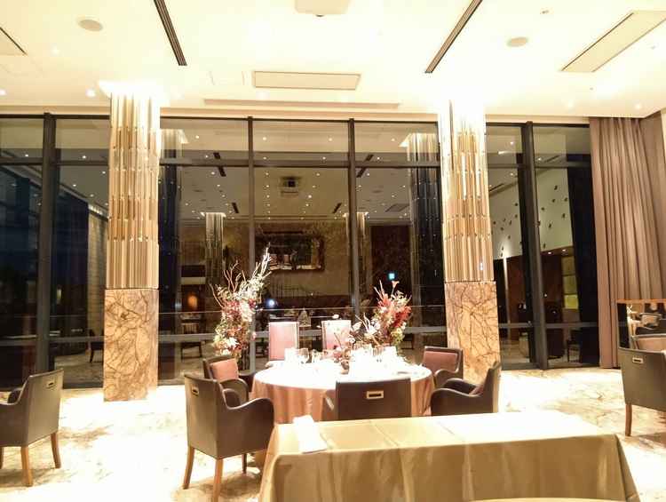 披露宴会場①。フラッシュで光度が上がってますが、実際は落ち着いたブラウンが主体な感じです。