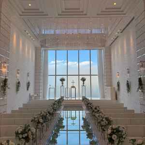 入り口からはバージンロードに反射した青空が綺麗に見えます。悪天候でも全面真っ白になり綺麗だそうです。