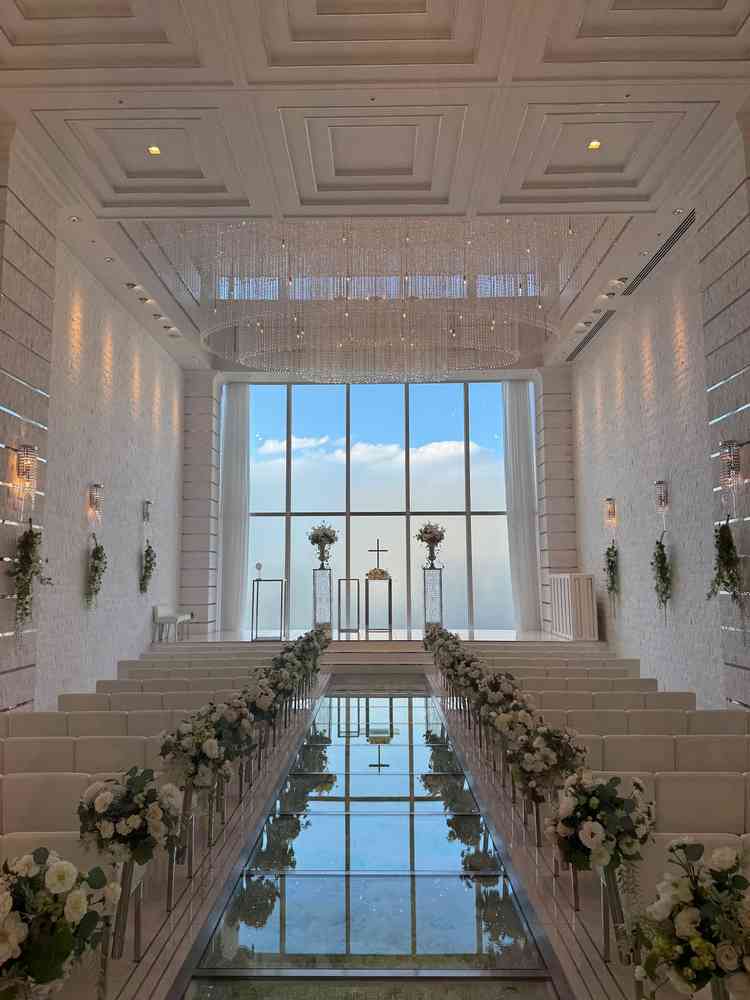 入り口からはバージンロードに反射した青空が綺麗に見えます。悪天候でも全面真っ白になり綺麗だそうです。