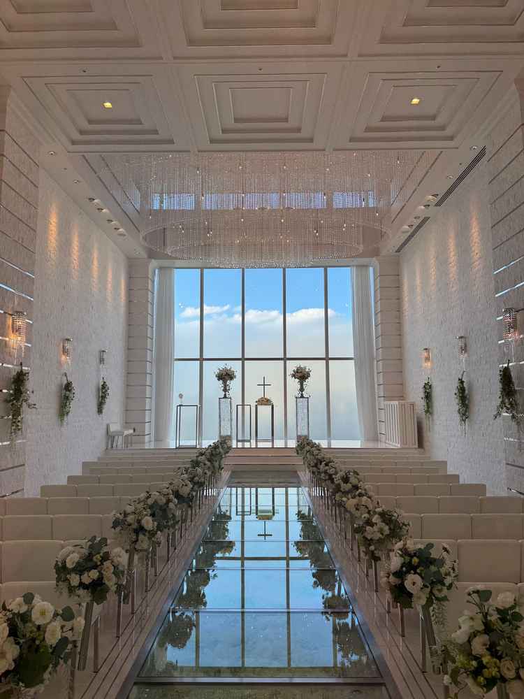 入り口からはバージンロードに反射した青空が綺麗に見えます。悪天候でも全面真っ白になり綺麗だそうです。