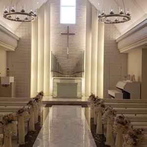 白を基調としたチャペル。神聖な雰囲気を感じた。また、光を取り込む工夫があり明るく感じた。