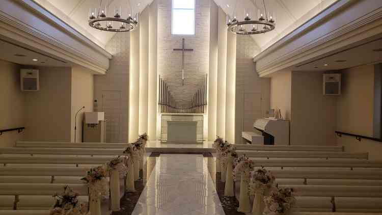 白を基調としたチャペル。神聖な雰囲気を感じた。また、光を取り込む工夫があり明るく感じた。