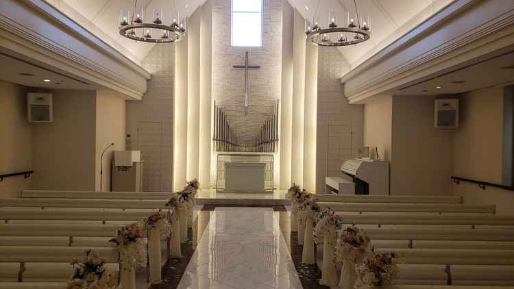 白を基調としたチャペル。神聖な雰囲気を感じた。また、光を取り込む工夫があり明るく感じた。