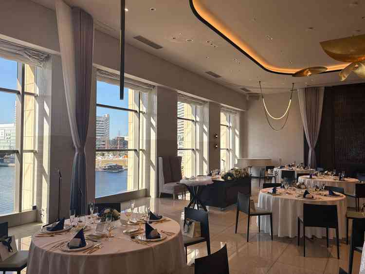 小規模の人数でも対応できる披露宴会場です。外の光が入り込み明るくサイズ感がとても良いです