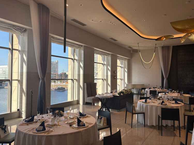 小規模の人数でも対応できる披露宴会場です。外の光が入り込み明るくサイズ感がとても良いです