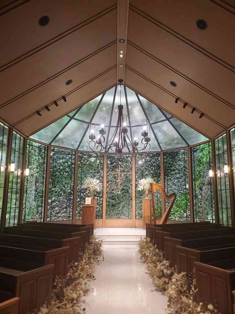 緑のチャペル。事前に雑誌やネットで見ていた通りの雰囲気で、見たことのない素敵な空間でした。