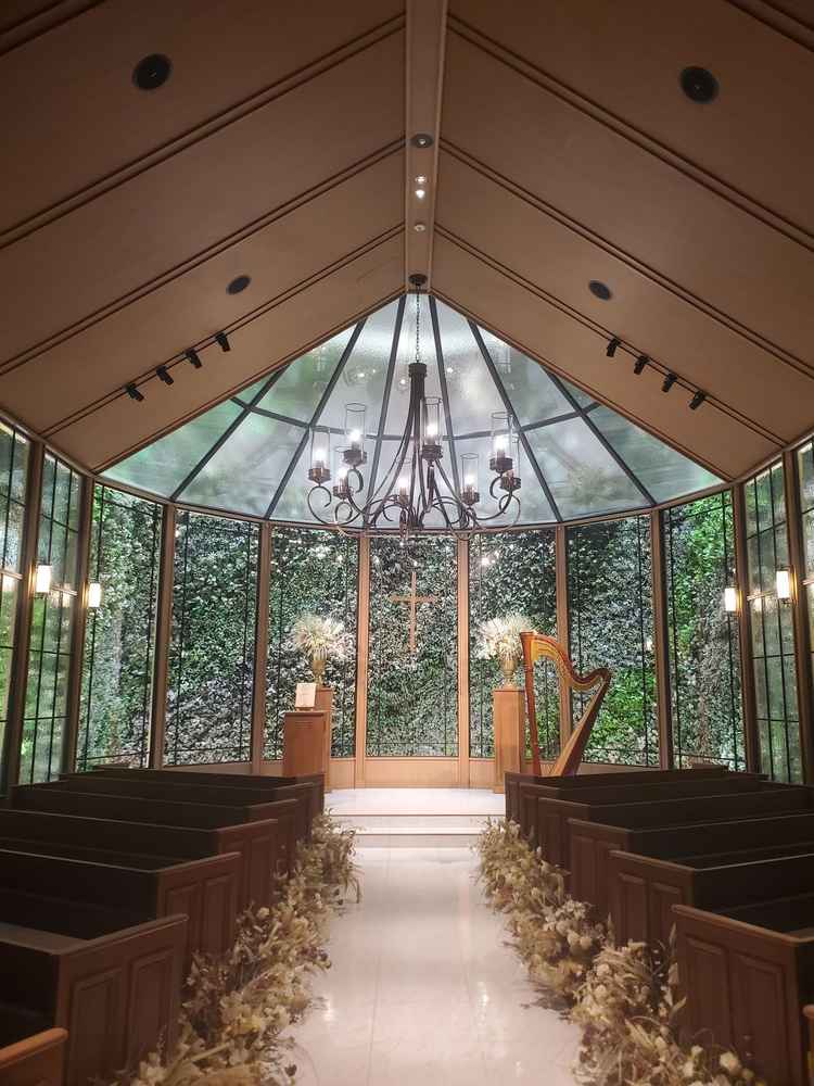 緑のチャペル。事前に雑誌やネットで見ていた通りの雰囲気で、見たことのない素敵な空間でした。