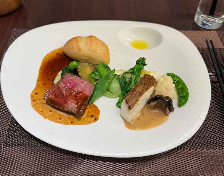 シェフがかなりこだわりのある方のようで、お魚の焼き加減も最高でしたし、全ての味付けがさすがでした