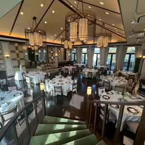 披露宴会場の写真。緑基調が特徴的。準備中に見学できたので実際のセッティングを確認できた。