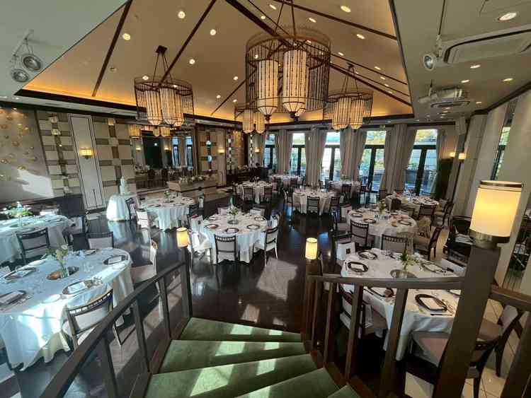 披露宴会場の写真。緑基調が特徴的。準備中に見学できたので実際のセッティングを確認できた。