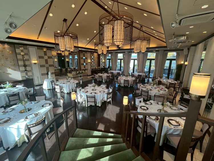 披露宴会場の写真。緑基調が特徴的。準備中に見学できたので実際のセッティングを確認できた。