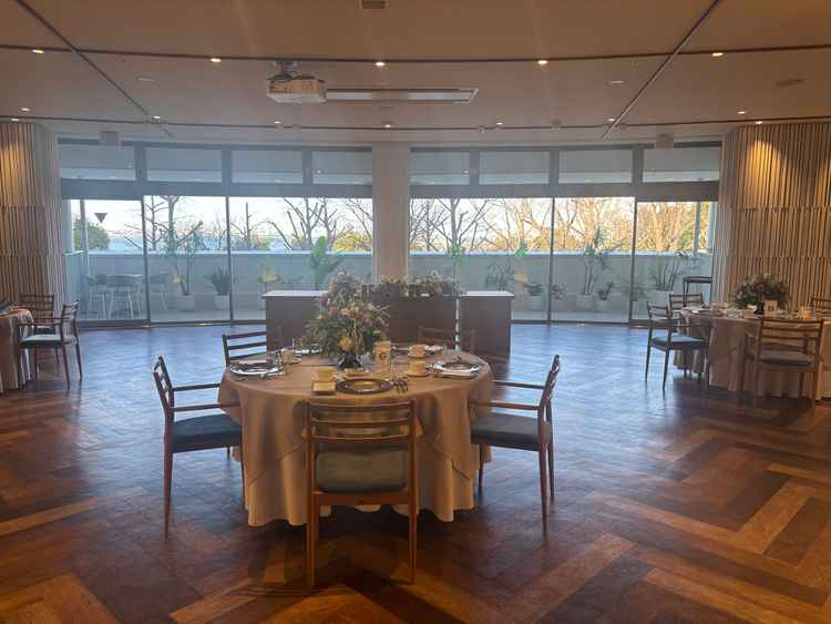 リニューアル前の披露宴会場。リニューアル後はよりゲストと新郎新婦の距離が近くなる設計は魅力的。