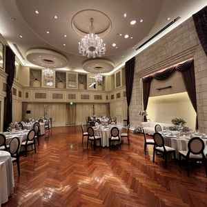 シックな感じの100名以上入る披露宴会場