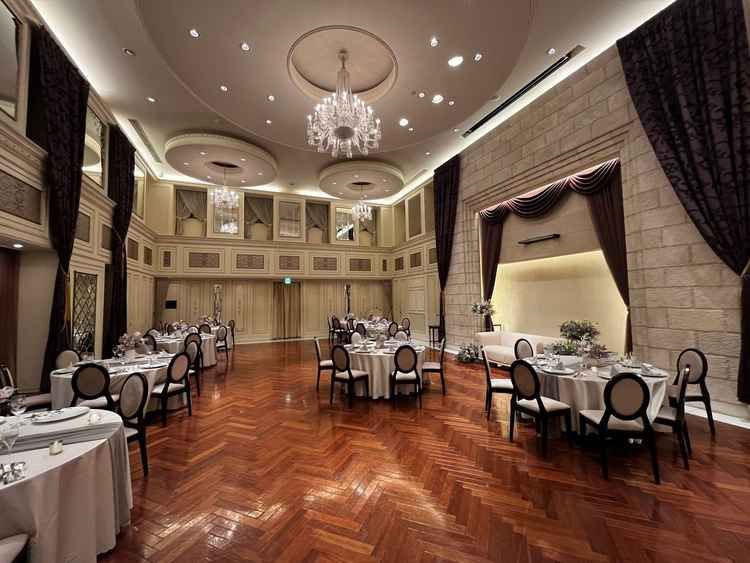 シックな感じの100名以上入る披露宴会場