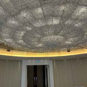 チャペル入り口付近のシャンデリラです。とても豪華でした。