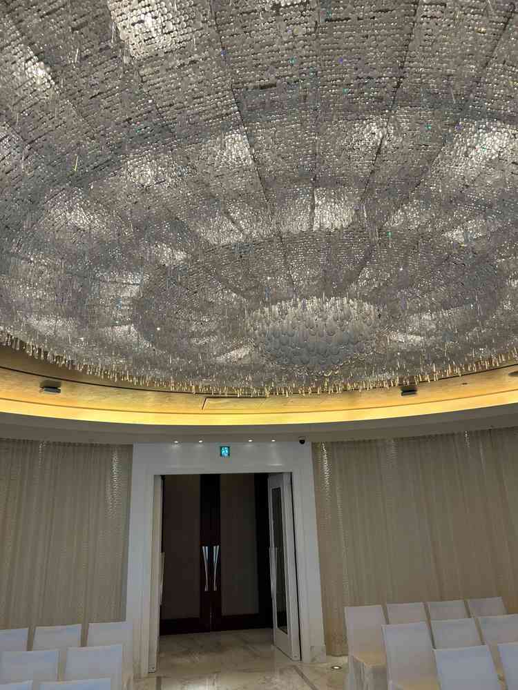 チャペル入り口付近のシャンデリラです。とても豪華でした。