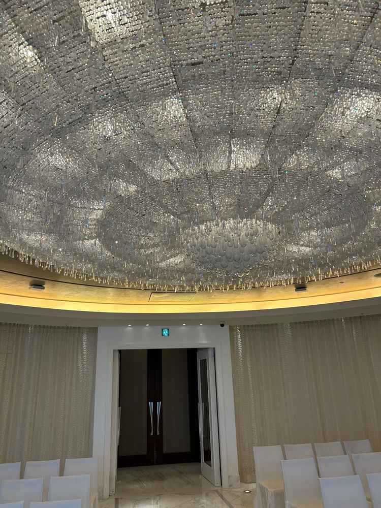 チャペル入り口付近のシャンデリラです。とても豪華でした。