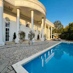 プールのある披露宴会場です。初夏でも素敵な式ができそうだなとかんじました。